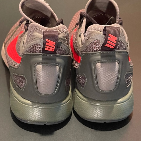 Nike Duel Racer mens size 9, khaki/red like new only worn few times. - Picture 3 of 4